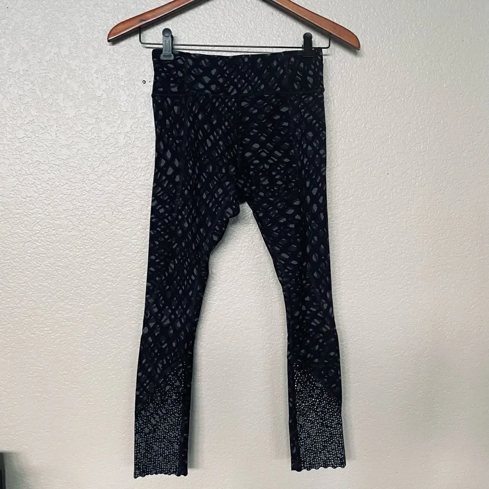 Lululemon Cropped Black Print Scalloped Leggings 4